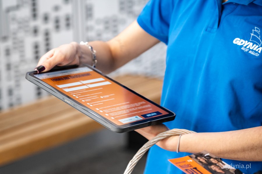 Stoisko informacyjne loterii &bdquo;Rozlicz PIT w Gdyni&rdquo; w Centrum Handlowym Batory (fot. Kamil Złoch)