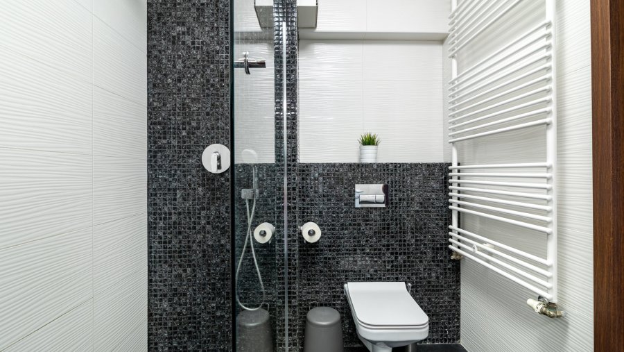 Gdynia Centrum - Transatlantyk lux, widok na jedną z łazienek