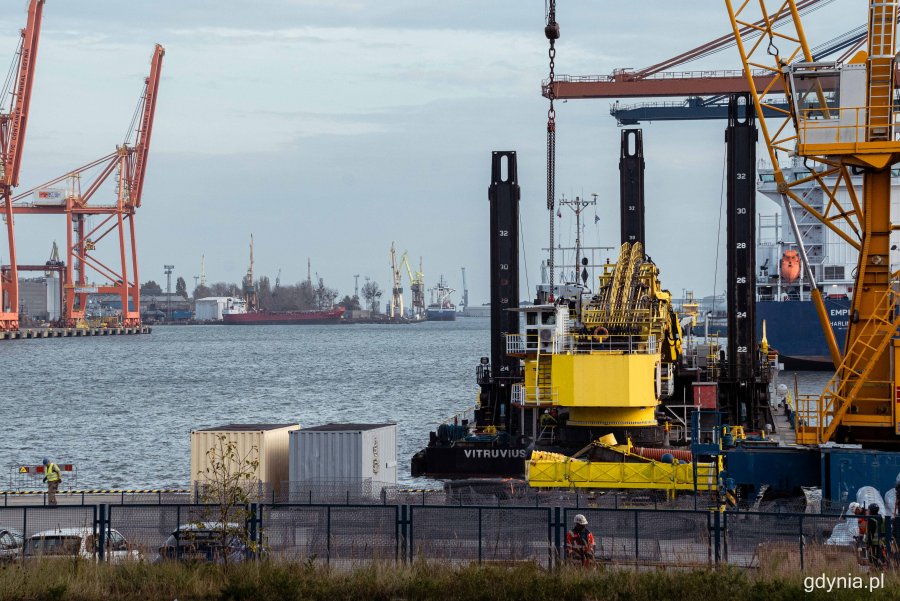 Wewnętrzny akwen Portu Gdynia - to tutaj głębokość maksymalna ma wzrosnąć do 16 metrów, co pozwoli na zawinięcia większych jednostek, fot. Kamil Złoch
