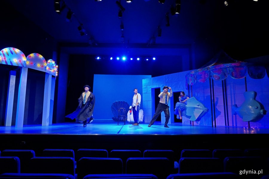 Zdjęcie z pr&oacute;by spektaklu &bdquo;Gdynia. Fordewind&rdquo;. Scena Zbiorowa