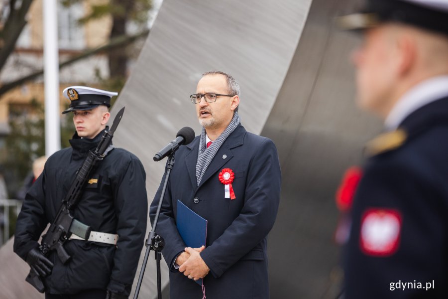 Emil Rojek, wicewojewoda pomorski przed Pomnikiem Polski Morskiej (fot. Karol Stańczak)