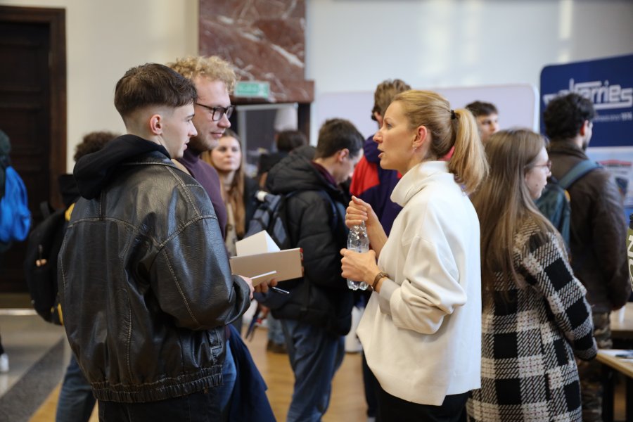 Studenci chętnie rozmawiali z wystawcami. W auli im. T. Meissnera, mogli spotkać się z 16 wystawcami