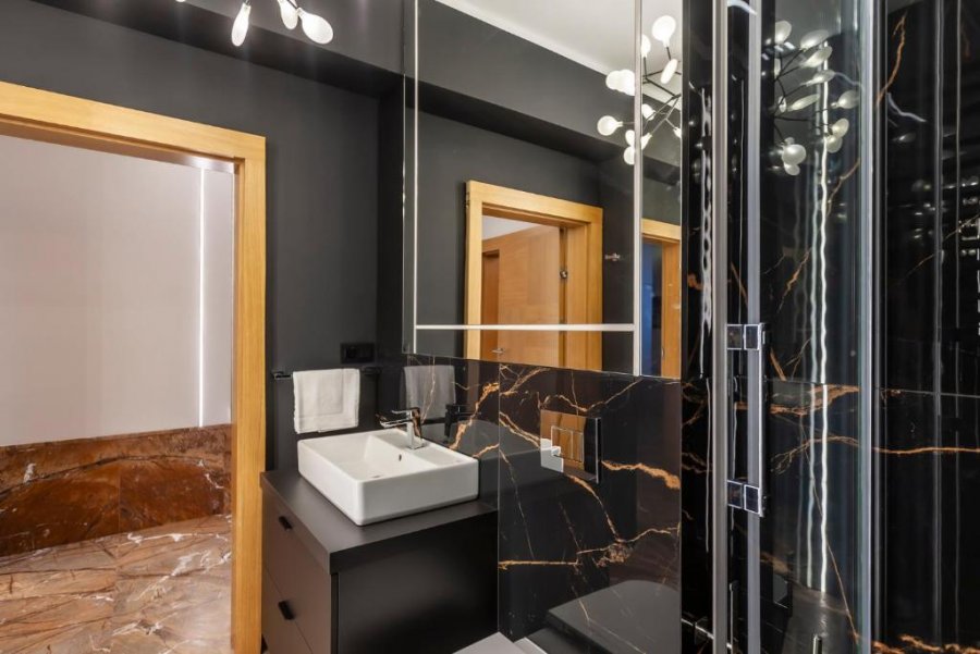 Łazienka w jednym z apartament&oacute;w w obiekcie Apartamenty przy Plaży Klif