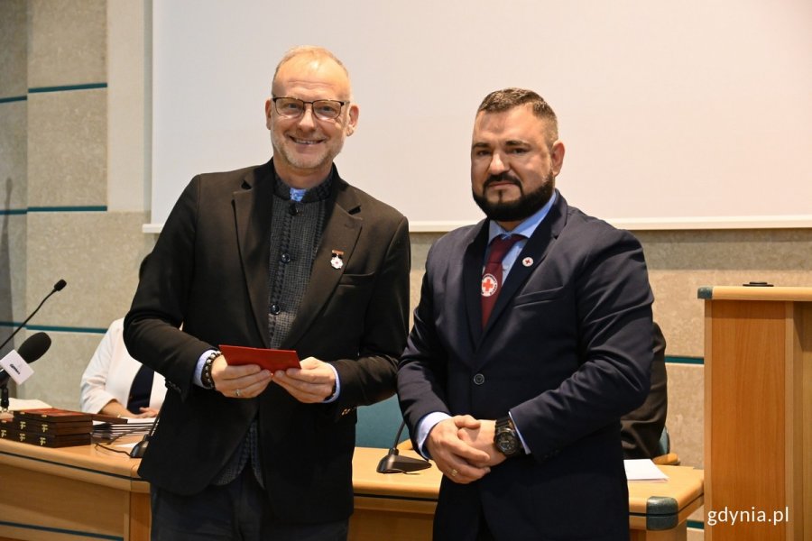 Wiceprezydent Gdyni Michał Guć otrzymał srebrną odznakę honorową „Zasłużony Honorowy Dawca Krwi II stopnia” z rąk przedstawiciela oddziału rejonowego PCK w Gdyni 