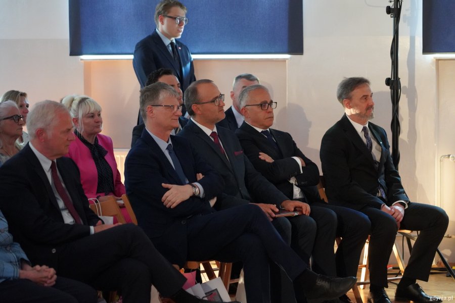 Na zdjęciu m.in. senator Sławomir Rybicki, naczelnik wydziału Edukacji UMG Iwona Tanewska, wiceprezydent Gdyni Rafał Geremek, wicewojewoda pomorski Emil Rojek i Alain Mompert, Konsul Honorowy Francji na Pomorzu