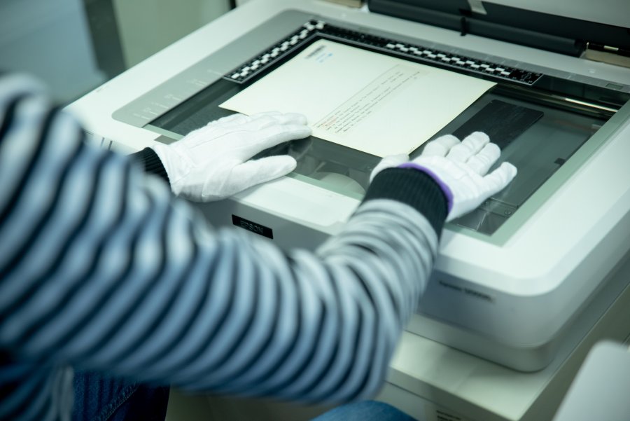 Kserowanie specjalnych rękawiczkach pamiątkowych dokumentów