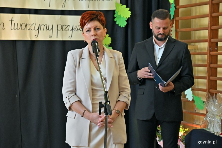 Anna Pączek, dyrektorka Szkoła Podstawowej nr 26 w Gdyni, przemawiająca podczas uroczystości z okazji 65-lecia Szkoły Podstawowej nr 26 w Gdyni