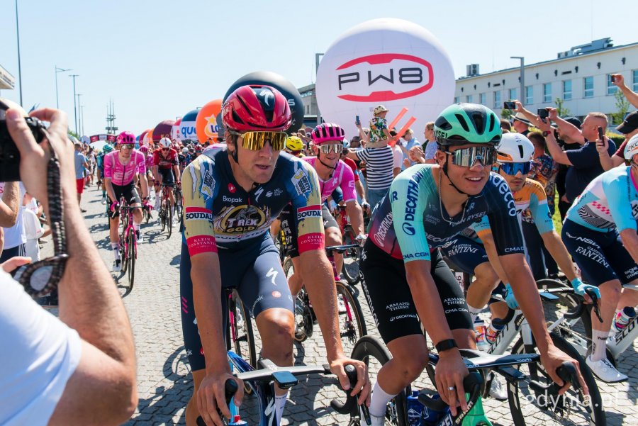 Peleton podczas startu 83. Tour de Pologne 