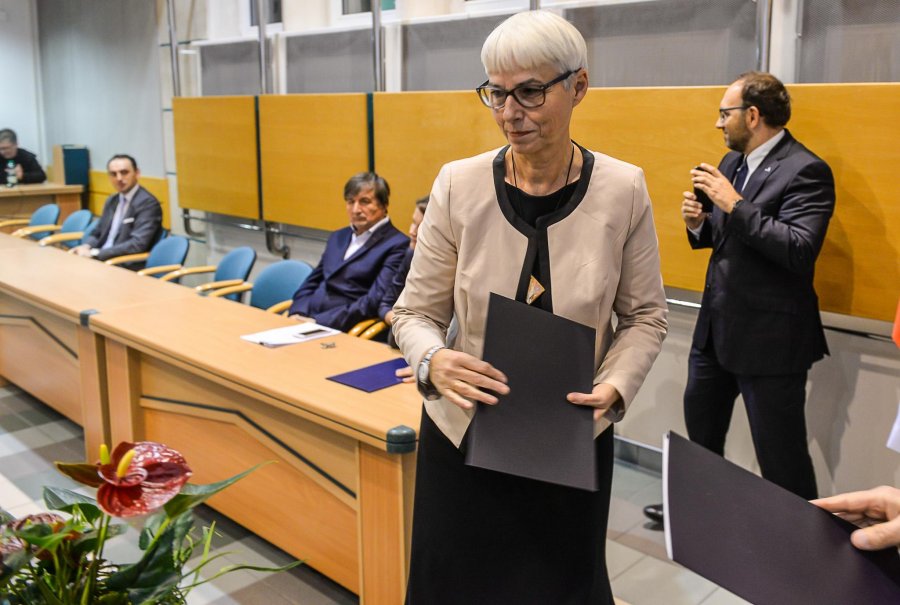 Joanna Zielińska po odebraniu zaświadczenia o wyborze na radnego // fot. Przemysław Świderski