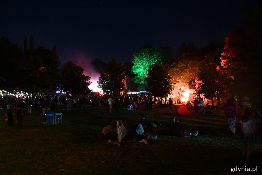 Rozświetlony park Kolibki podczas Globaltiki 