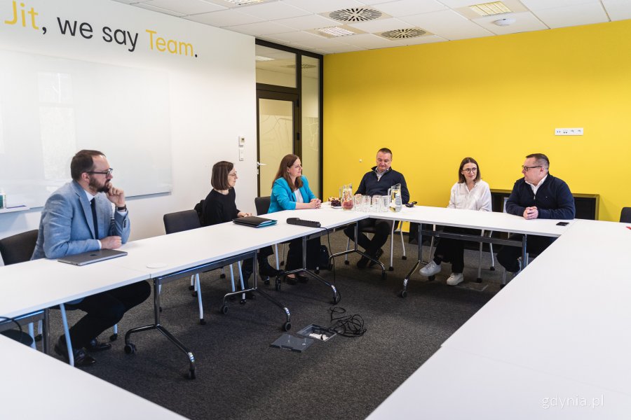 Prezydent Gdyni Aleksandra Kosiorek i zastępca naczelnika Wydziału Polityki Gospodarczej Justyna Patyk podczas spotkania w siedzibie Jit Team. Z lewej Witold Bołt, od prawej: Mariusz Bessman, Magdalena Plewa i Bartosz Cieślinski z Jit Team (fot. Kamil Złoch)