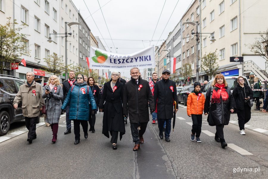 Od lewej: radni Zenon Roda i Elżbieta Sierżęga, posłanka Henryka Krzywonos-Strycharska, radna Anna Szpajer, Joanna Zielińska - przewodnicząca Rady Miasta Gdyni, prezydent Gdyni Wojciech Szczurek, radna Ewa Krym podczas parady z okazji Narodowego Święta Niepodległości. W tle transparent z napisem: Nasze Leszczynki // fot. Karol Stańczak