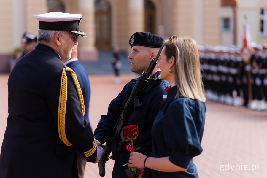 Rektor-komendant Akademii Marynarki Wojennej kadm. prof. dr hab. Tomasz Szubrycht gratulujący wyr&oacute;żnionym podchorążym oraz ich rodzinom 