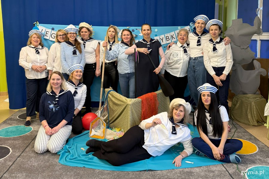  Uroczyste obchody 100-lecia Gdyni w przedszkolu nr 6, na zdjęciu kadra nauczycielska przedszkola  (fot. Katarzyna Belcerzak)