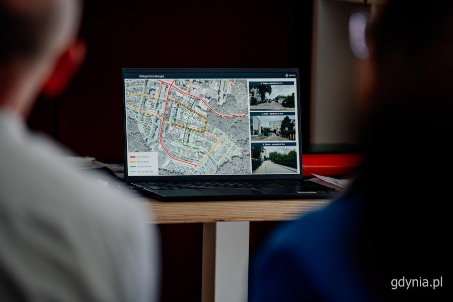 Na ekranie laptopa wyświetlona jest mapa z proponowanym układem komunikacyjnym omawianym podczas spotkania dotyczącego projektu planu miejscowego