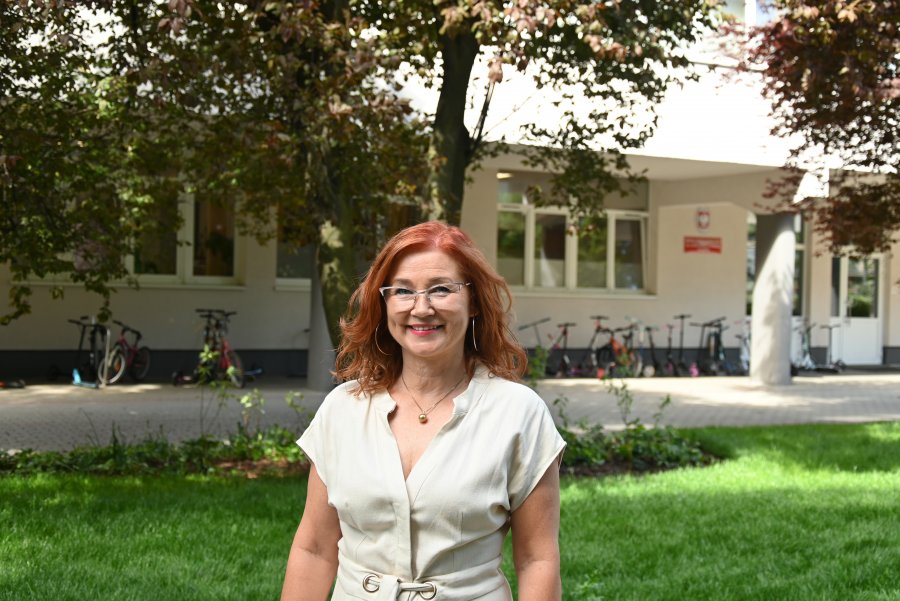 Dyrektor Szkoły Podstawowe nr 21 Anna Jachowska przed budynkiem plac&oacute;wki 