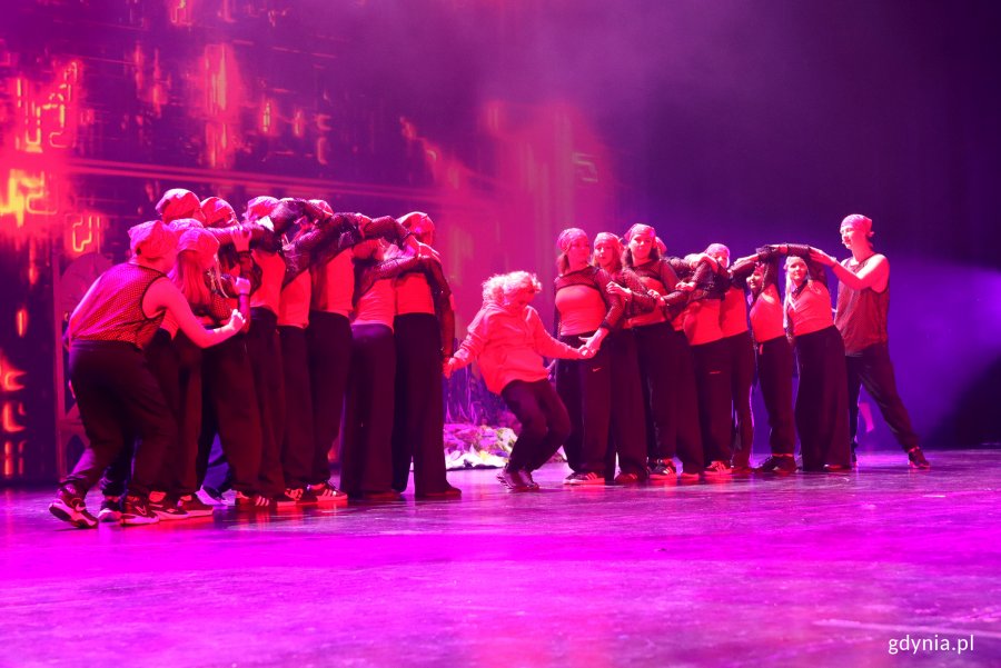 Koncert „Sekrety Zimowego Wiatru” w wykonaniu młodzieży z gdyńskiego MDK'u na scenie Teatru Muzycznego w Gdyni (fot. Katarzyna Balcerzak)