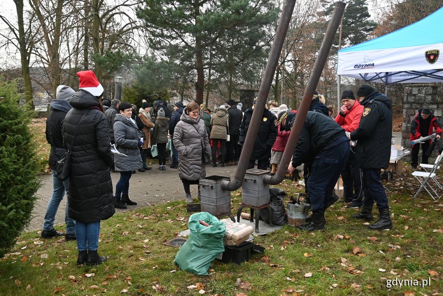 Pokaz palenia w piecu metodą odgórną na Małym Kacku, fot. Michał Puszczewicz