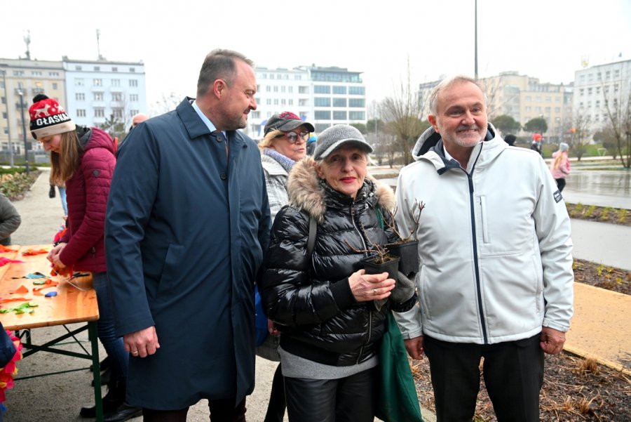 Na zdj. m.in. wiceprezydent Gdyni Marek Łucyk, mieszkanka Gdyni i gospodarz miasta, Wojciech Szczurek. Fot. Zygmunt Gołąb 