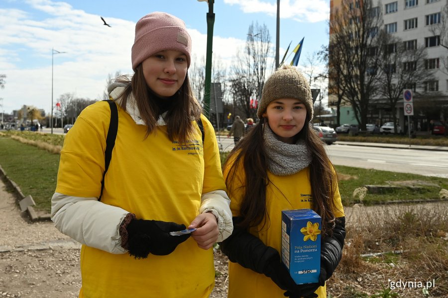Wolontariuszki w żółtych koszulkach kwestujące w ramach akcji „Pola Nadziei na Pomorzu” // fot. Michał Puszczewicz