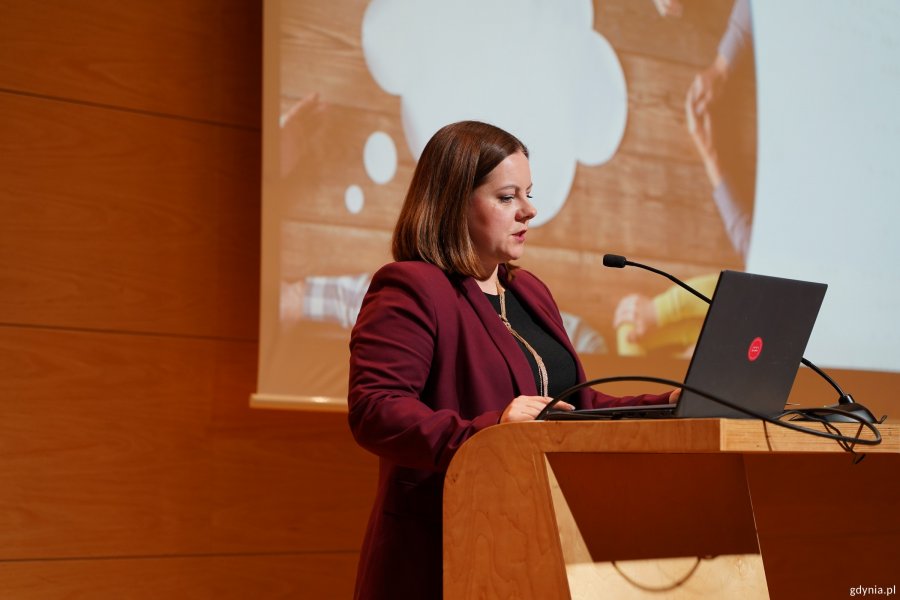 Przy mikrofonie  prezydent Gdyni Aleksandra Kosiorek 