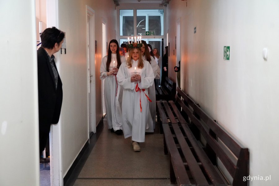 Na zdjęciu uczniowie w orszaku św. Łucji