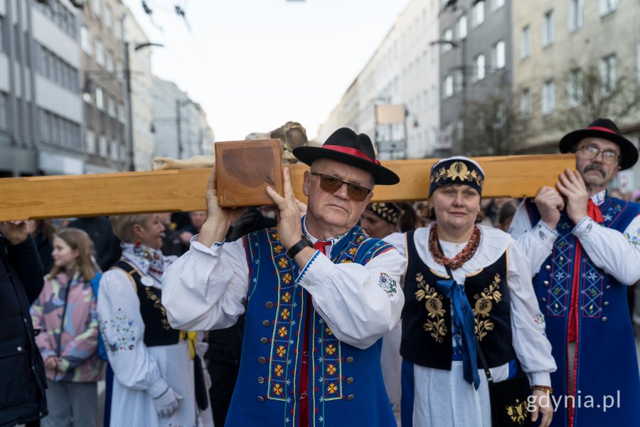 Uczestnicy Gdyńskiej Drogi Krzyżowej w kaszubskich strojach niosący krzyż 