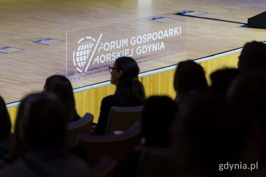 Neon z napisem Forum Gospodarki Morskiej Gdynia