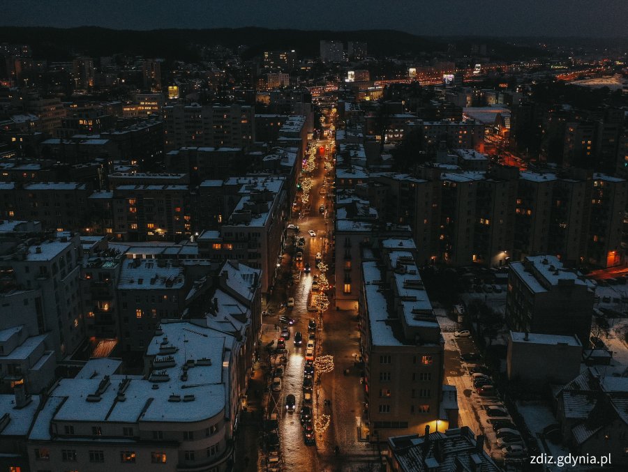 świąteczne iluminacje w mieście, widok z góry, ruch uliczny