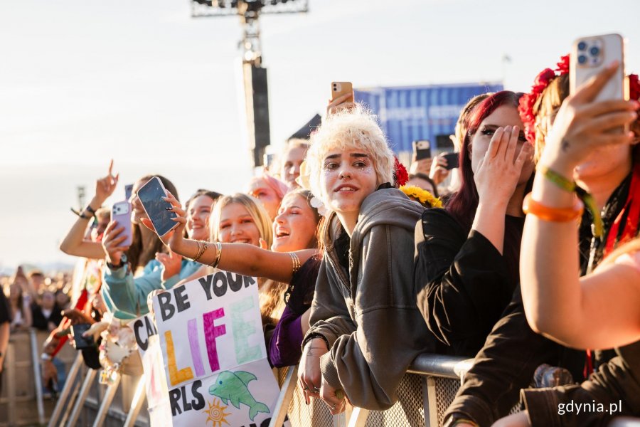 Uczestnicy festiwalu bawiący się przed sceną gł&oacute;wną 