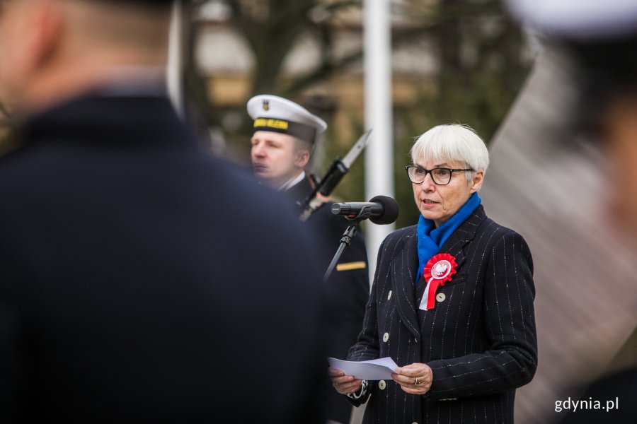 Podczas uroczystości przed pomnikiem Polski Morskiej głos zabrała Joanna Zielińska - przewodnicząca Rady Miasta Gdyni // fot. Karol Stańczak