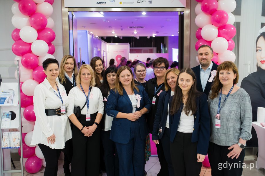 Zdj. grupowe, a nim stoją m.in. prezydent Aleksandra Kosiorek, wiceprezydent Tomasz Augustyniak, dyrektorka Gdyńskiego Centrum Zdrowia Anna Melki i jej zespół