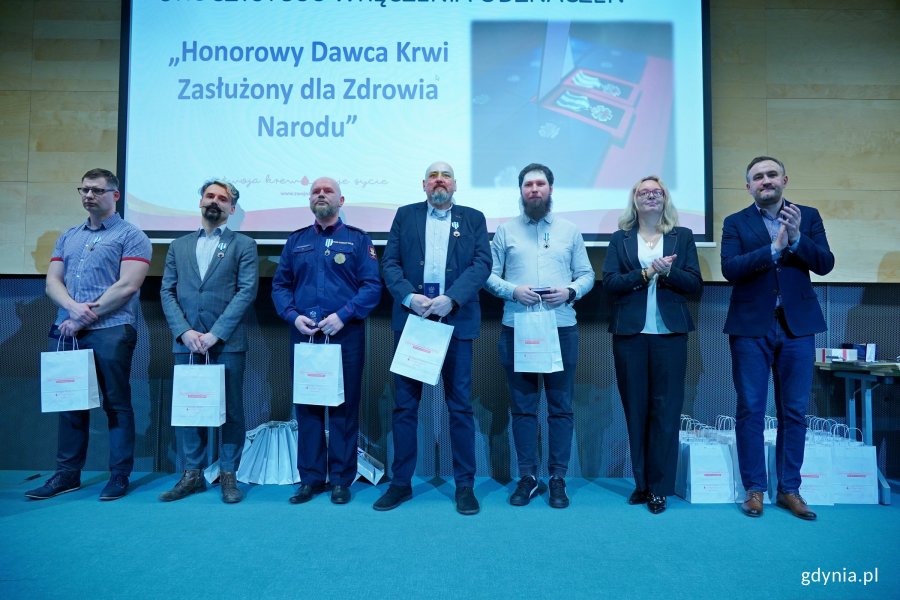 Odznaczeni honorowi dawcy krwi z Gdyni wraz z wiceprezydentem Tomaszem Augustyniakiem i dr hab. Marleną Robakowską &ndash; dyrektor Regionalnego Centrum Krwiodawstwa i Krwiolecznictwa w Gdańsku podczas gali 