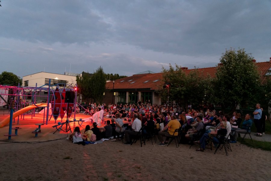 Pokaz spektaklu &bdquo;Ojcowie&rdquo; na boisku Szkoły Podstawowej nr 48 w ramach festiwalu &bdquo;Pociąg do Miasta&rdquo; 