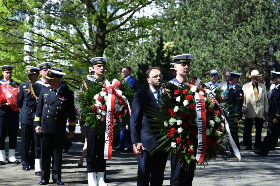 Mieszkańcy Gdyni i samorządowcy uczcili dzisiaj rocznicę zakończenia II wojny światowej w Europie. Uroczystości odbyły się na Cmentarzu Obrońców Wybrzeża w Redłowie. // fot. Jan Ziarnicki