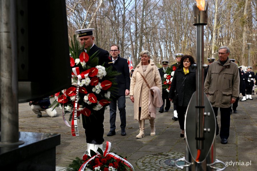 Od lewej: Jakub Ubych - wiceprzewodniczący Rady Miasta Gdyni oraz radni: Elżbieta Raczyńska, Dorota Płotka i Zenon Roda zlożyli kwiaty przed pomnikiem Ofiar Zbrodni Katyńskiej // fot. Przemysław Kozłowski