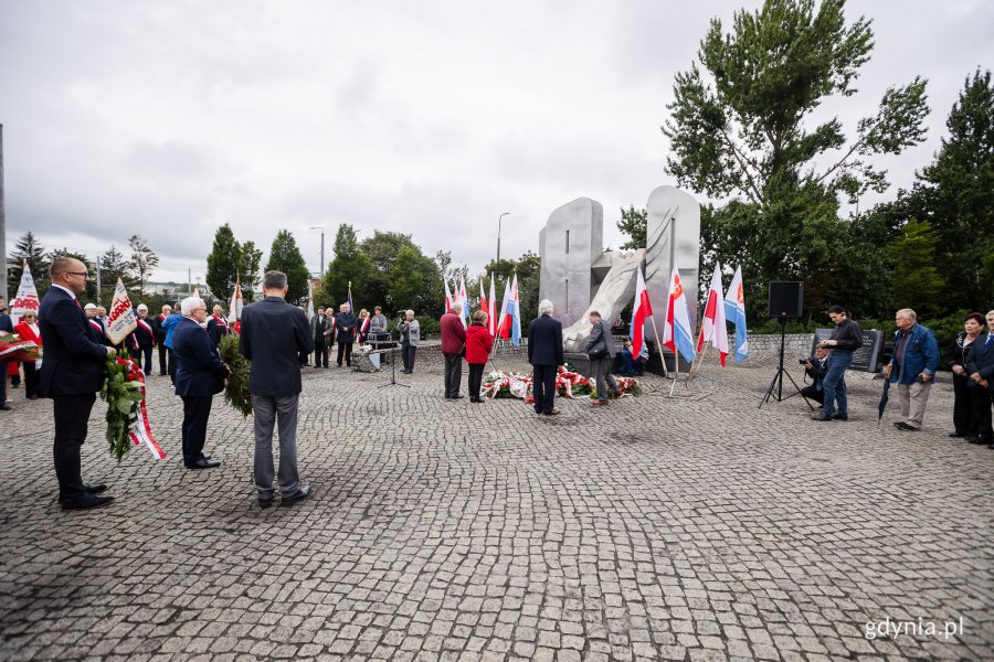Uczestnicy uroczystości z okazji 43. rocznicy strajków sierpniowych i podpisania porozumień sierpniowych zgromadzeni przed pomnikiem Ofiar Grudnia '70 // fot. Karol Stańczak