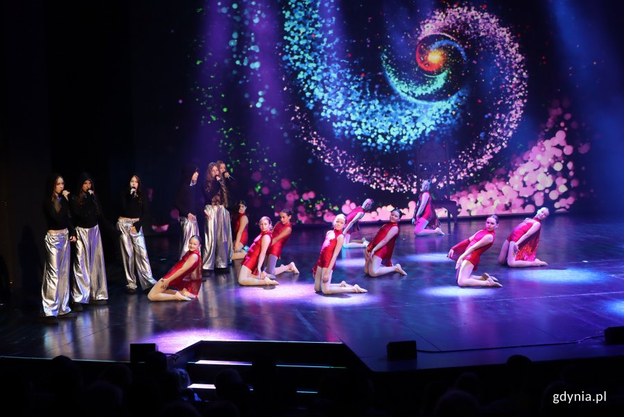 Koncert „Sekrety Zimowego Wiatru” w wykonaniu młodzieży z gdyńskiego MDK'u na scenie Teatru Muzycznego w Gdyni (fot. Katarzyna Balcerzak)