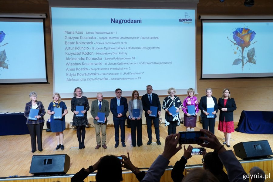Nagrodzeni i wyróżnieni w towarzystwie wiceprezydentki Oktawii Gorzeńskiej
