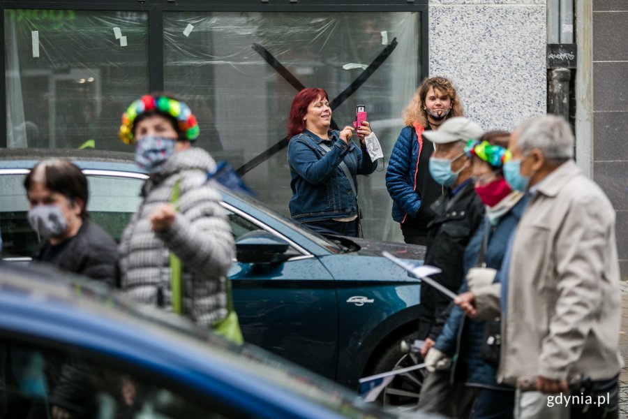 Wielobarwny Pomorski Przemarsz Seniorów ulicami Gdyni. Paradę obserwują mieszkańcy. Fot. Karol Stańczak