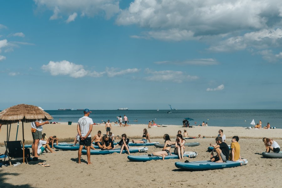 Dzieci z instruktorem na plaży