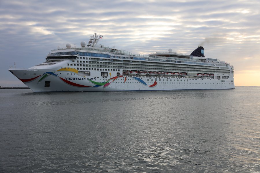 Wycieczkowiec na pełnym morzu