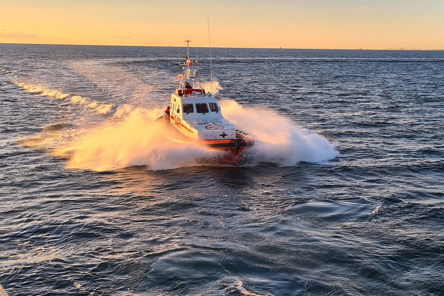 Łódź SAR na wodzie podczas ćwiczeń taktycznych na Bałtyku, na tle zachodzącego słońca // fot. archiwum dOW