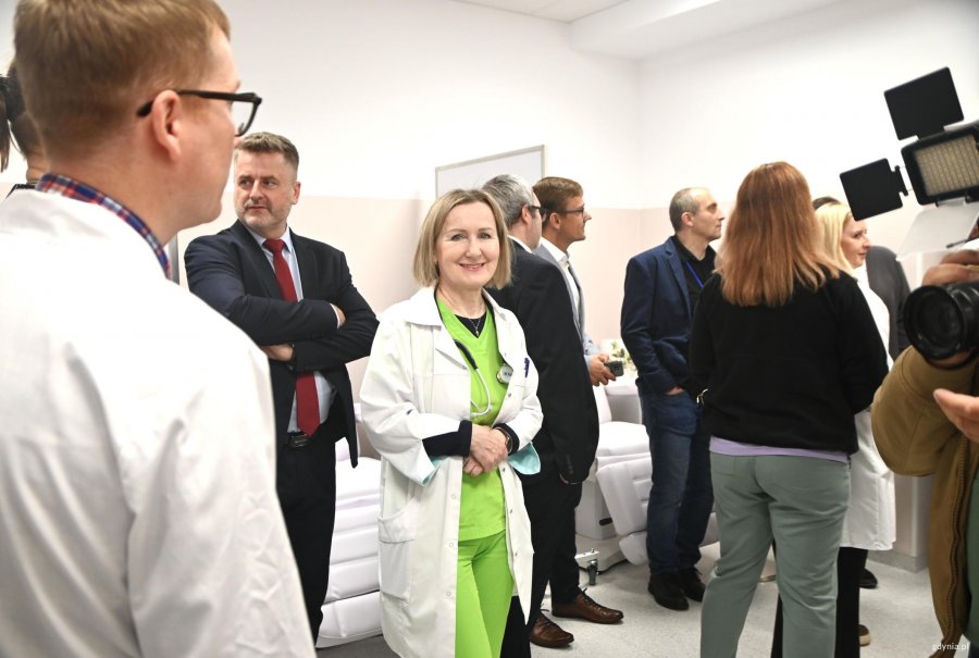 Grupa os&oacute;b w białych fartuchach