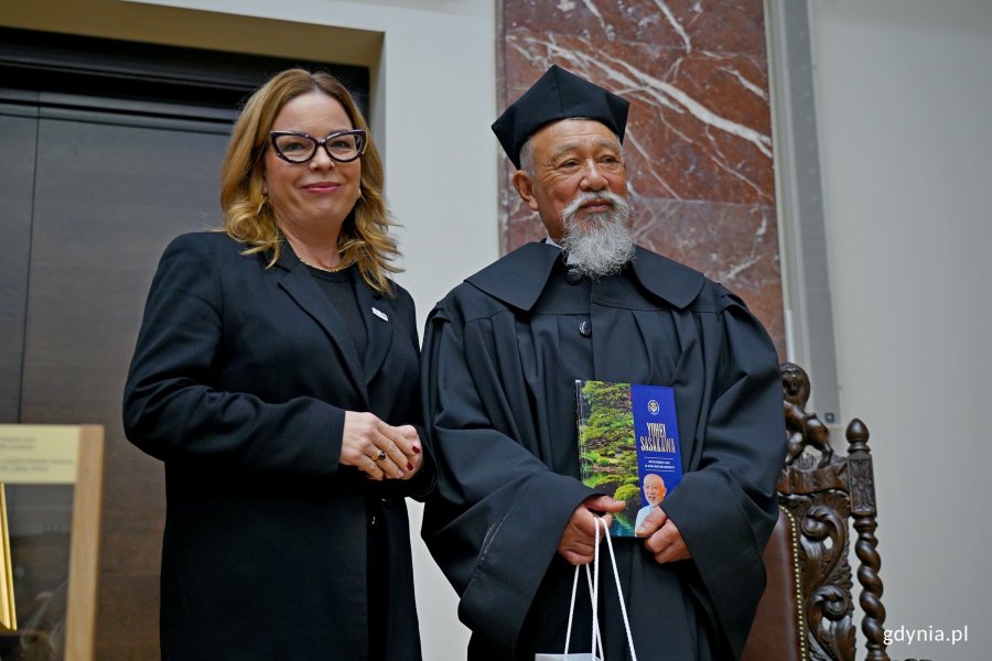 Wiceprezydentka Gdyni Oktawia Gorzeńska i dr Yohei Sasakawa, doktor honoris causa Uniwersytetu Morskiego