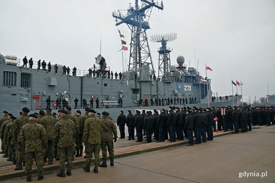 Pododdziały uczestniczące w pożegnaniu fregaty ORP „Gen. T. Kościuszko” stojące na nabrzeżu przed pokładem okrętu // fot. Magdalena Czernek