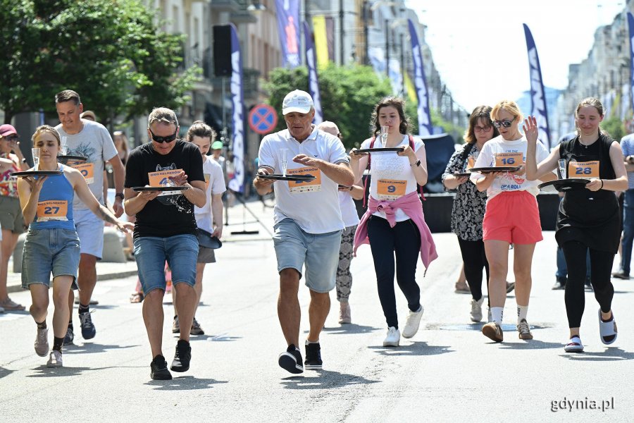 Podczas Kulinarnej Świętojańskiej nie zabrakło kluczowego punktu programu - Biegu Kelner&oacute;w. Na zdjęciu uczestnicy kategorii Amatorzy