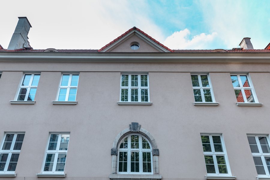Budynek dawnej szkoły przy ul. 10 lutego zaadaptowany zostanie na potrzeby Centrum Nowoczesnego Seniora // fot. Laboratorium Innowacji Społecznych