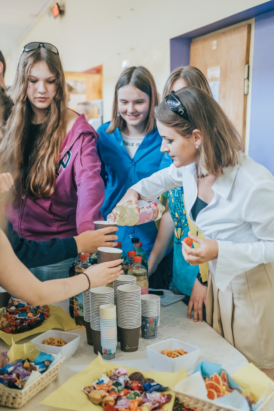 Młodzież w sali gimnastycznej