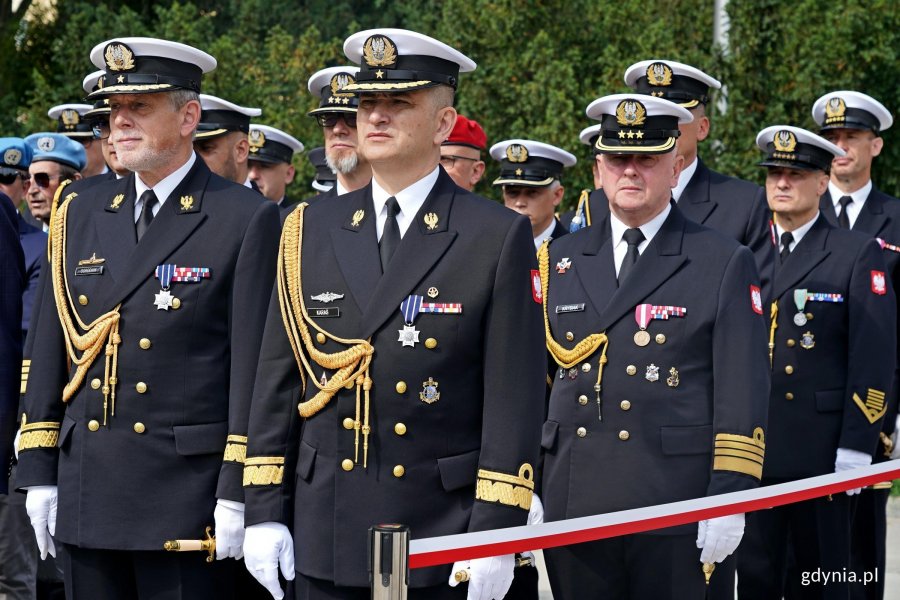 Przedstawiciele Marynarki Wojennej RP z kadm. Andrzejem Ogrodnikiem, dow&oacute;dcą 3. Flotylli Okręt&oacute;w, na czele podczas uroczystości z okazji 82. rocznicy wybuchu powstania warszawskiego 
